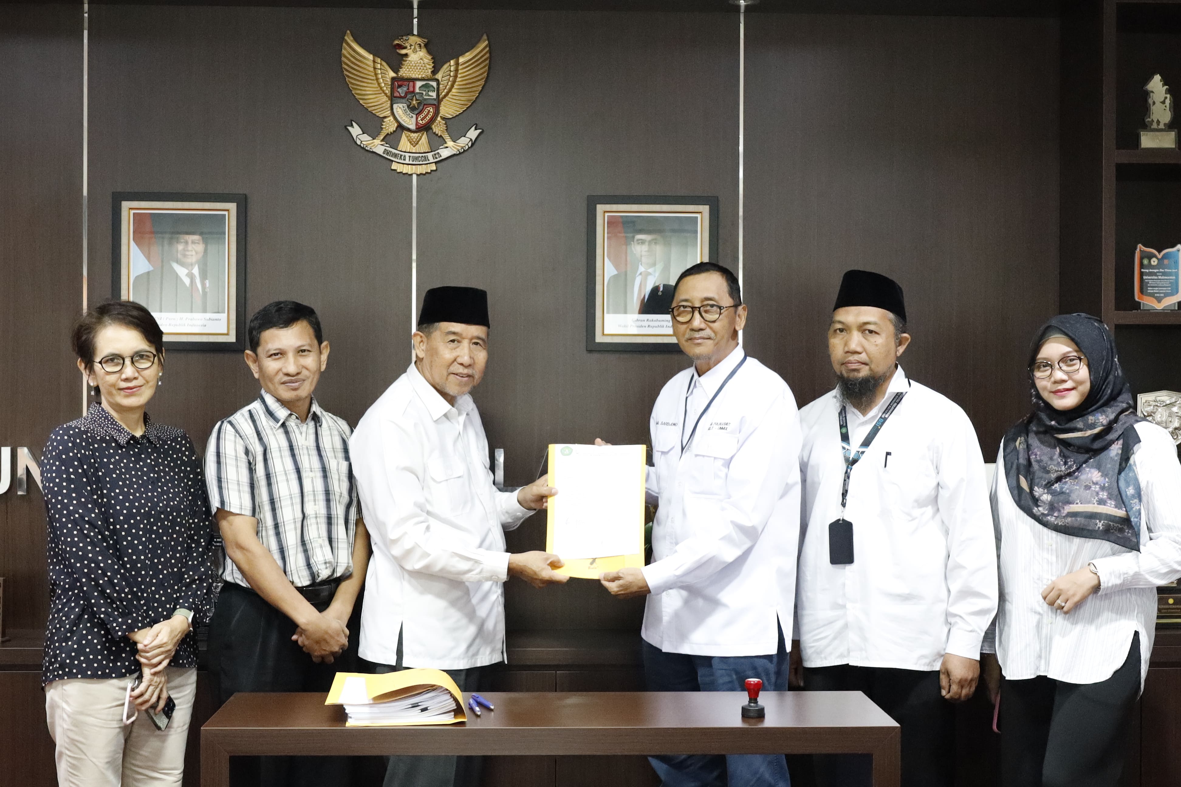 Panitia Pilrek Unmul Serahkan Hasil Verifikasi Administrasi Bakal Calon Rektor 2026–2030